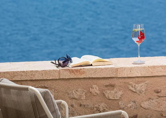 Moni Emvasis Luxury Suites