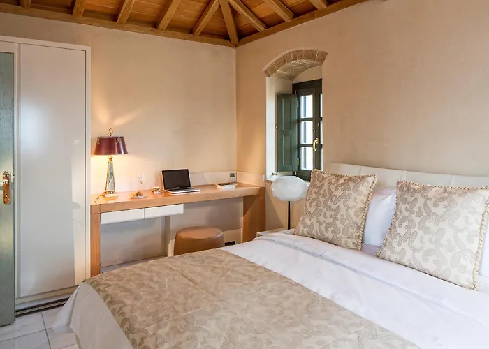 Moni Emvasis Luxury Suites